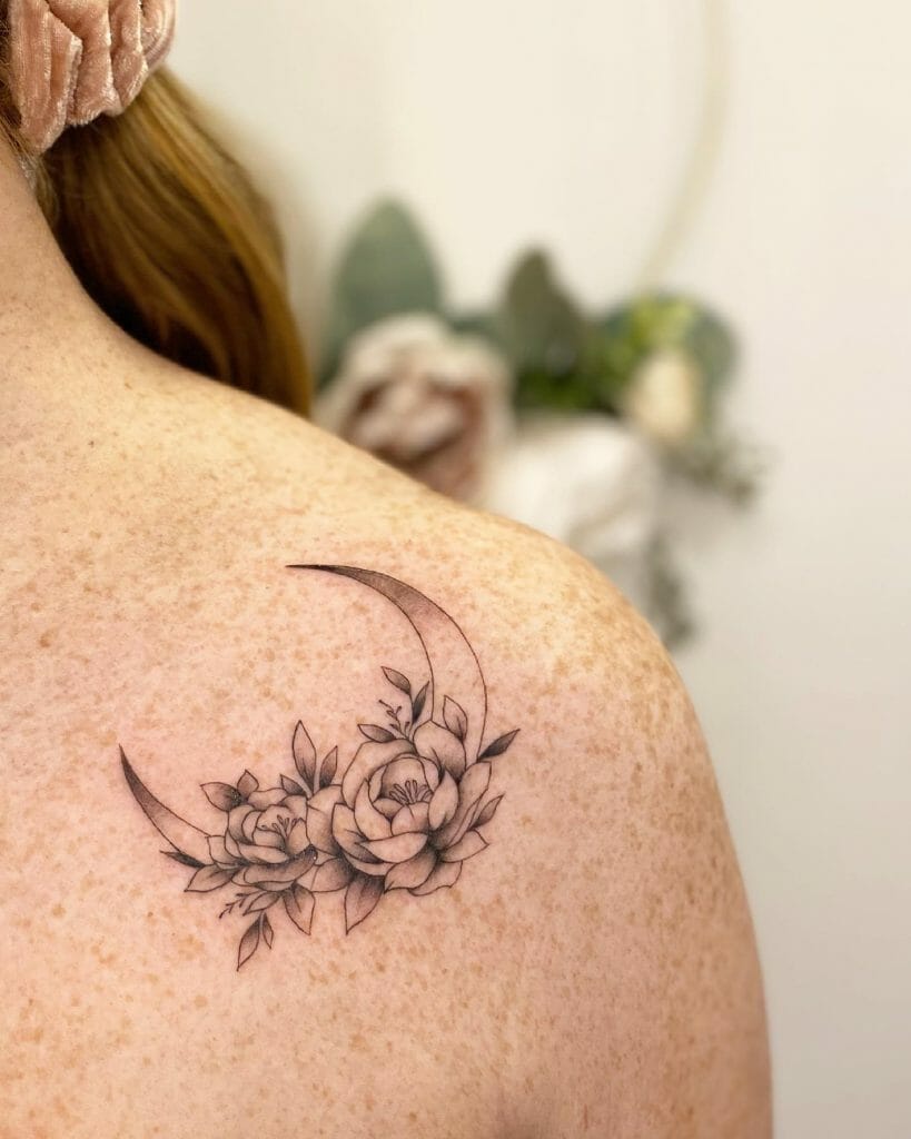 Mond Tattoo mit Blume auf der Schulter