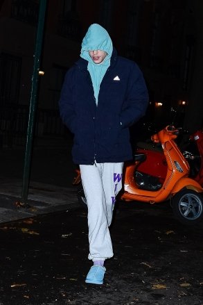 New York, NY - *EXCLUSIVE* - Comedian Pete Davidson holds back as he arrives and departs Emily Ratajkowski's New York City residence.  Pictured: Pete Davidson BACKGRID USA DECEMBER 4, 2022 BYLINE MUST READ: North Woods / BACKGRID USA: +1 310 798 9111 / usasales@backgrid.com UK: +44 208 344 2007 / uksales@backgrid.com *UK Clients – Pictures Containing Children Please pixelate face before publication*