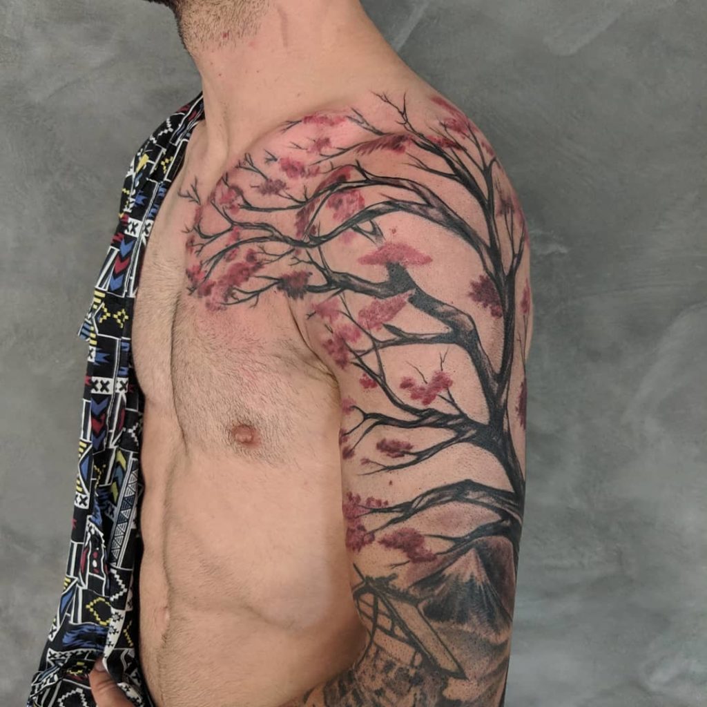 Realistische japanische Kirschblütenbaum-Schulter-Tattoo-Ideen