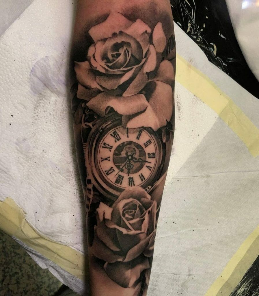 Rose und Uhr Tattoo in Schwarz und Grau