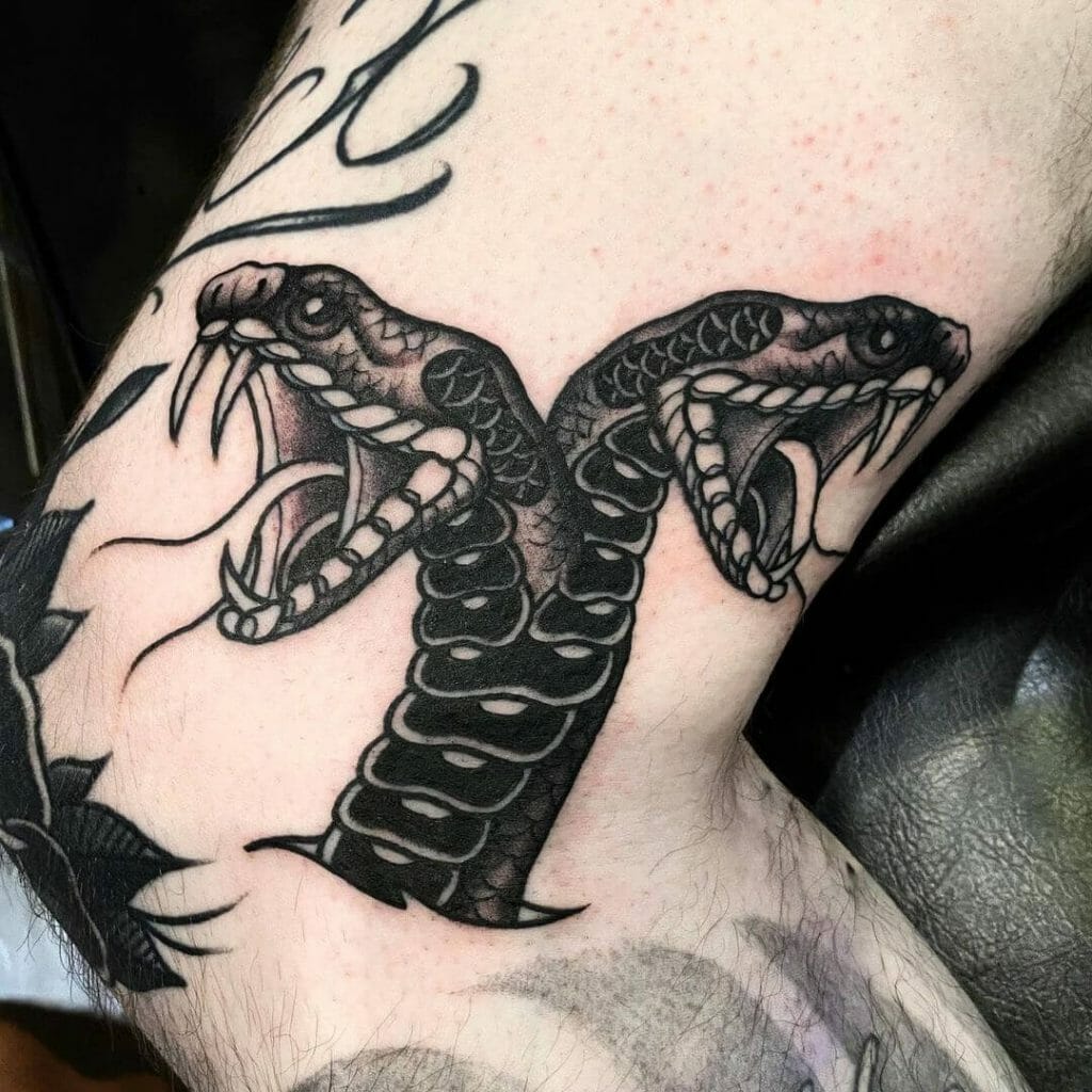 Kranke doppelköpfige Schlange Tribal Tattoo 