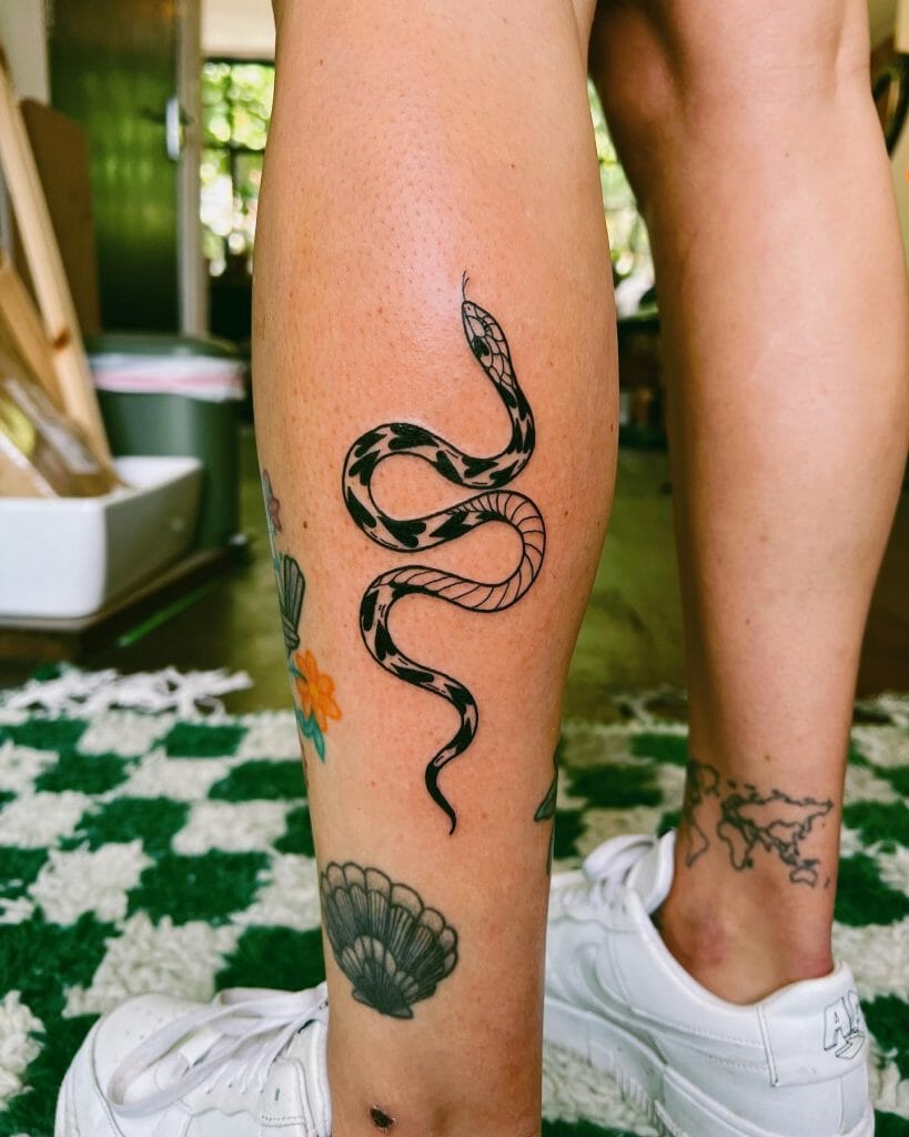 Kleine kühle schwarze Tintenschlange am Bein Tattoo