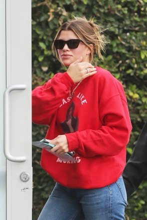 Beverly Hills, CA - *EXCLUSIVE* - Sofia Richie is seen at the Alo Yoga Store in Beverly Hills on Monday wearing a Lionel Richie Christmas jumper and a stunning diamond ring on her right ring finger.  The young model wore a red crew-neck honoring her father Lionel with a holiday version of his famous song. "Simple.” Photo: Sofia Richie BACKGRID USA DECEMBER 7, 2021 USA: +1 310 798 9111 / usasales@backgrid.com UK: +44 208 344 2007 / uksales@backgrid.com For publication*