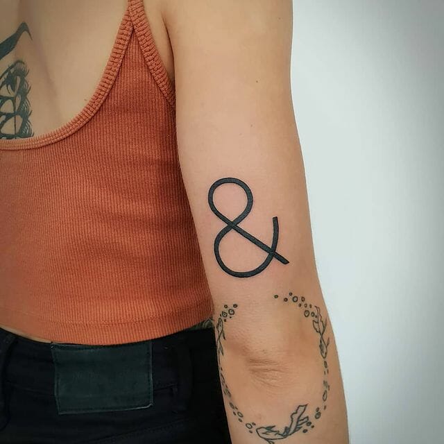Markantes kaufmännisches Und-Symbol für ein mutiges Tattoo