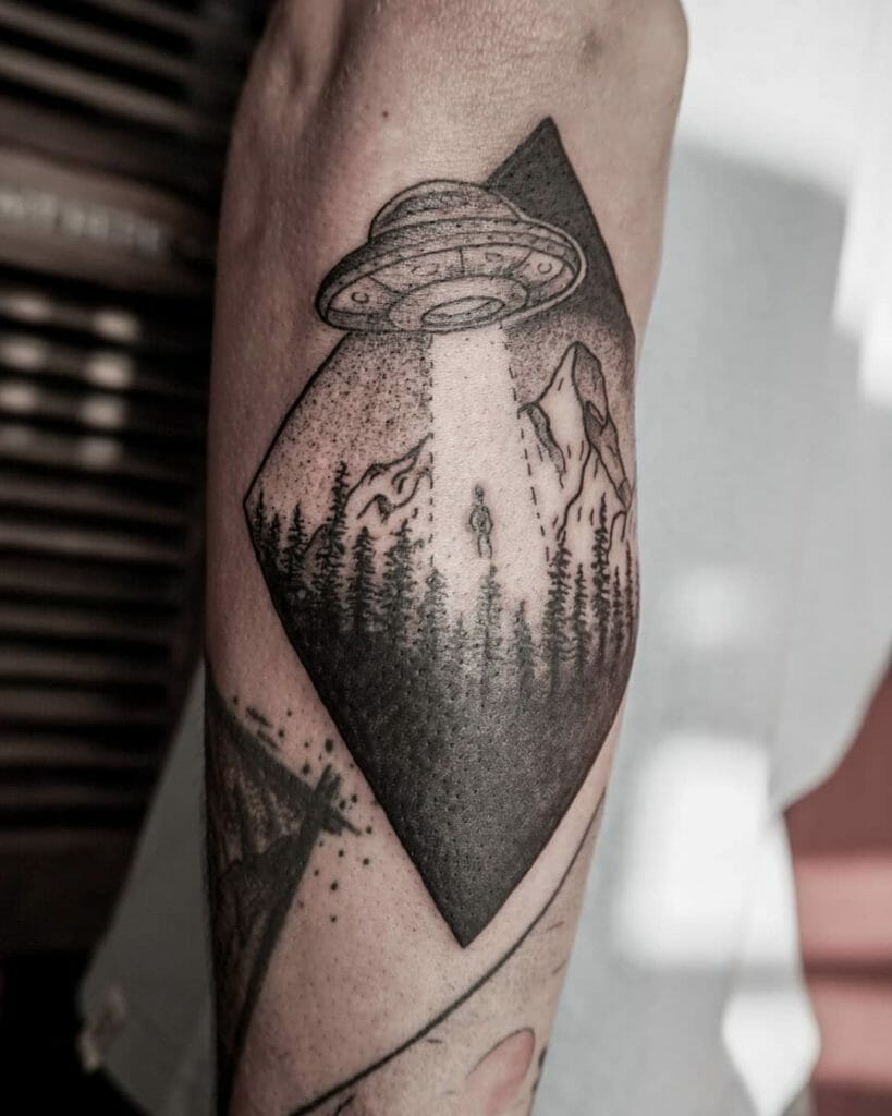 Das schwarze UFO-Flash-Tattoo für Weltraum-Verschwörungstheoretiker