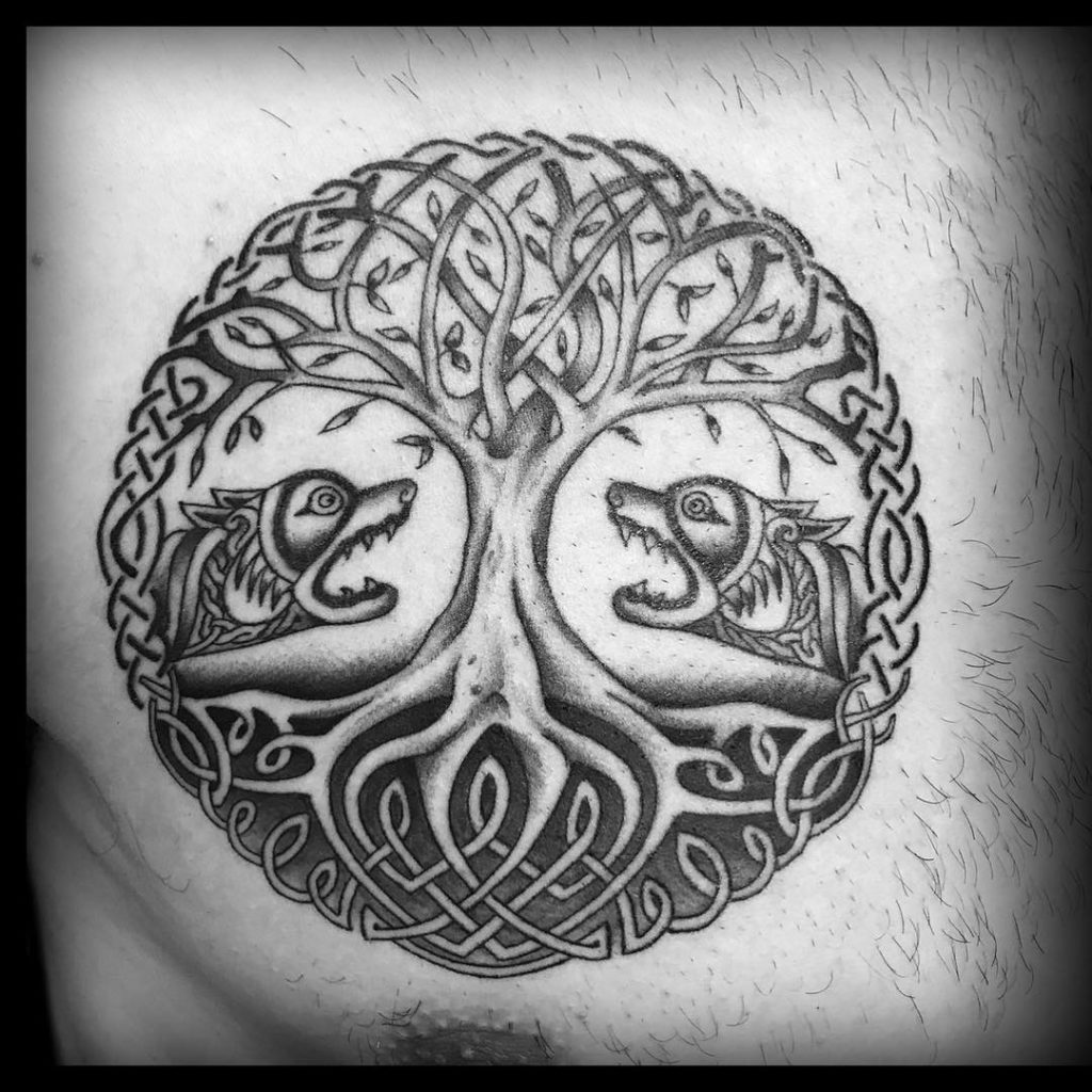 Der keltische Baum des Lebens und Wolf Tattoo