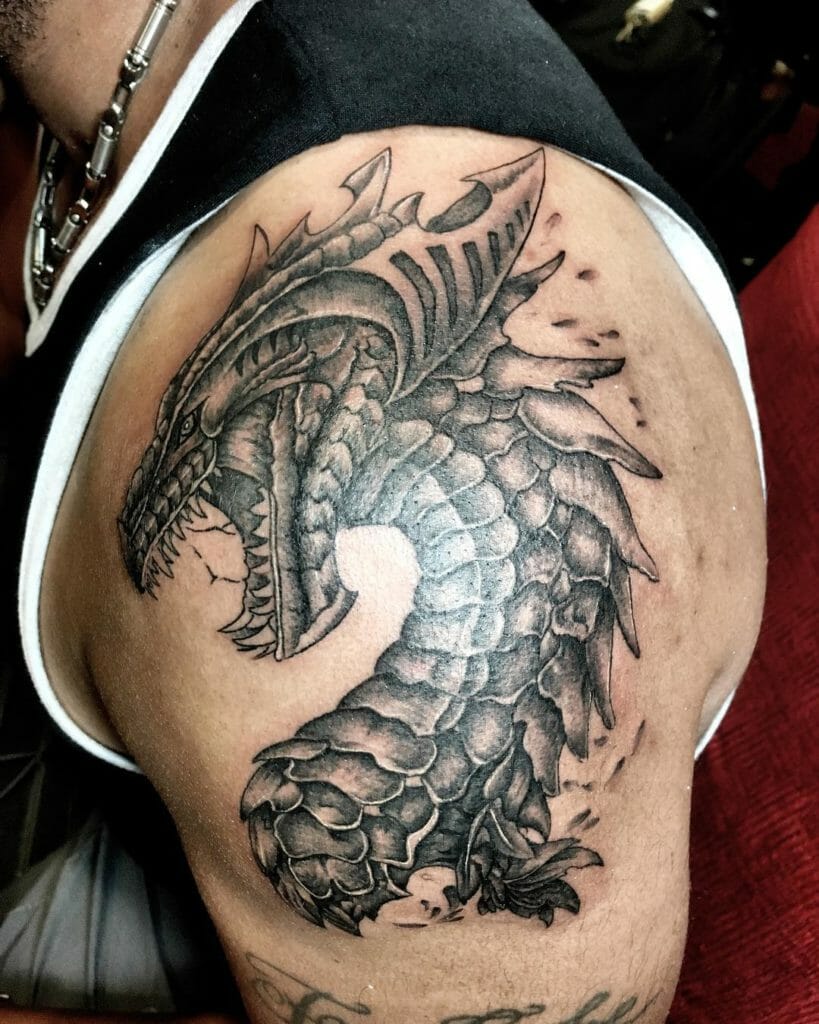 Das feurige westliche Drachenkopf-Tattoo
