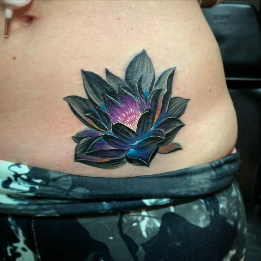Das ironische schwarze Lotus-Tattoo