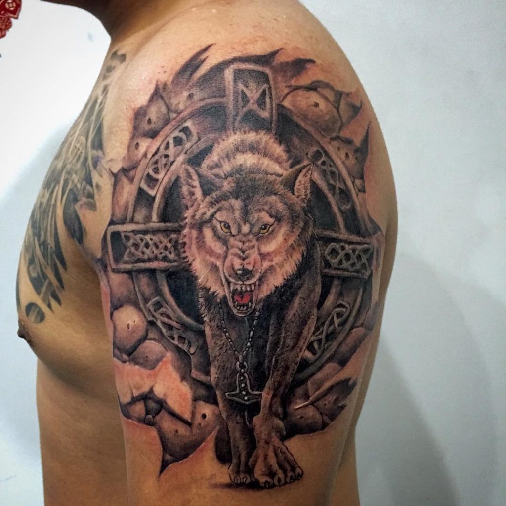 Das keltische Tattoo des umherstreifenden Wolfs