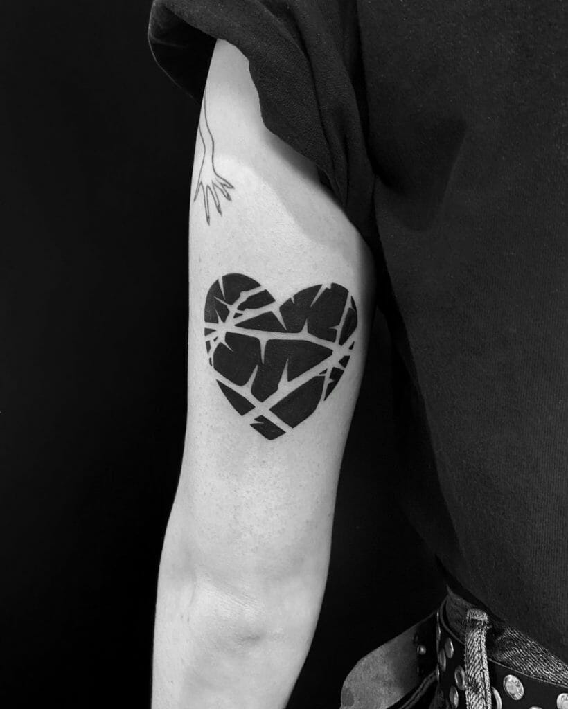 Das tragische schwarze Herz-Tattoo