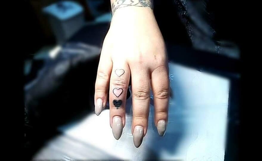 Drei Herzen Finger Tattoo