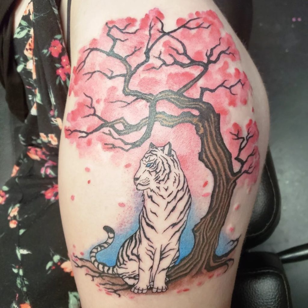 Tiger mit japanischen Kirschblüten-Tattoo-Ideen