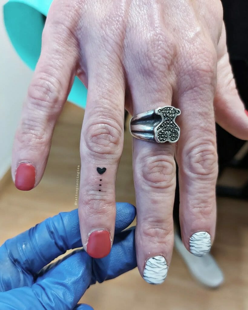 Kleine Herz-Finger-Tattoos