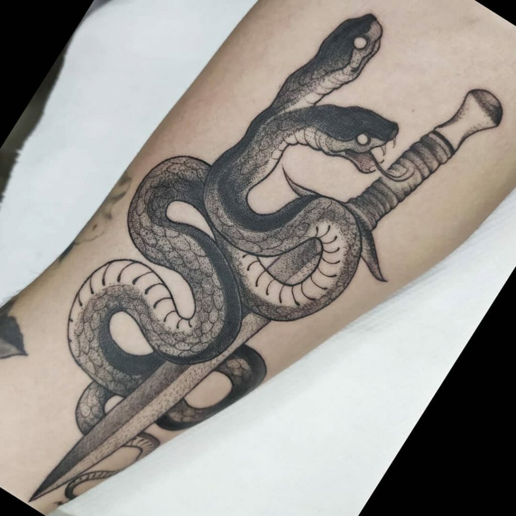 Zweiköpfige Schlange Tattoo mit Schwert 