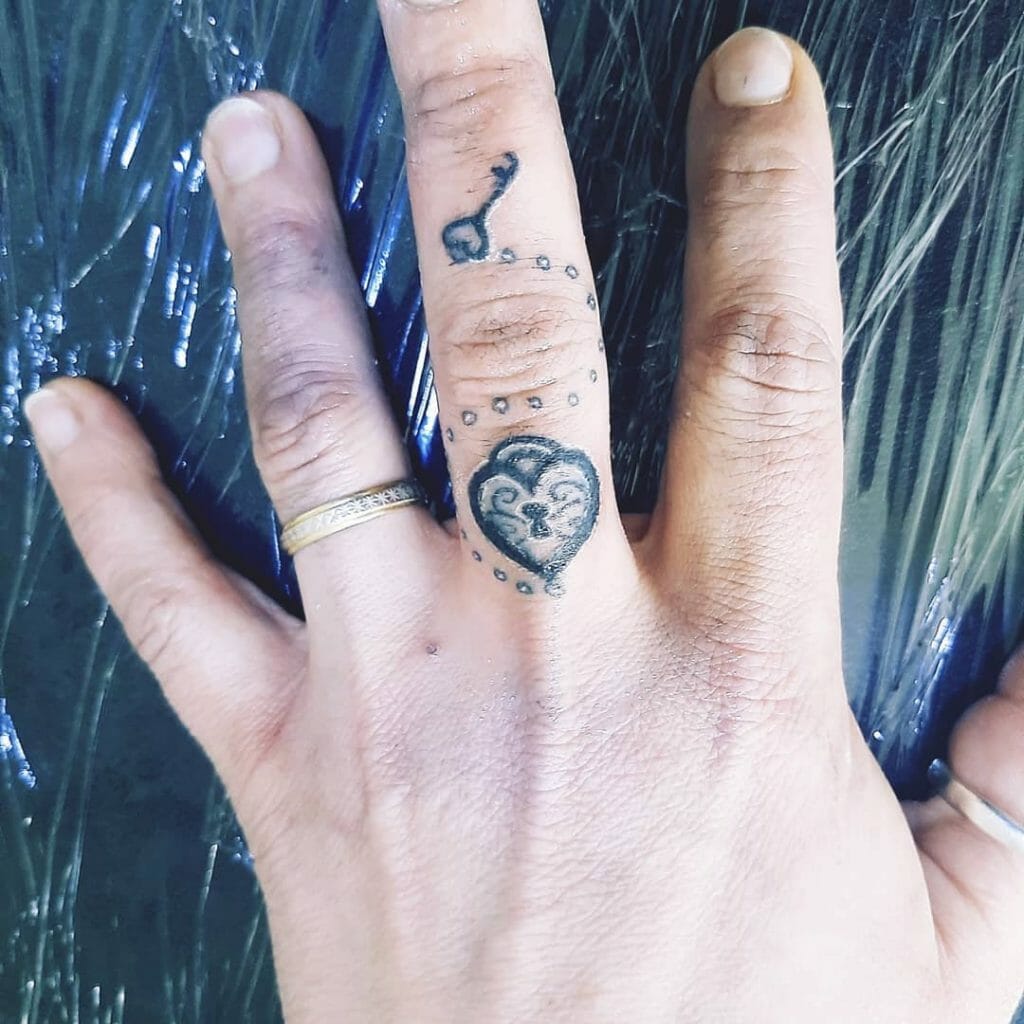 Einzigartiges Herz-Finger-Tattoo