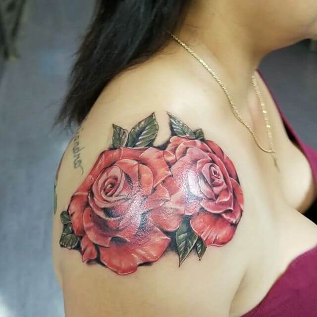 Lebendig buntes Rosen-Schulter-Tattoo