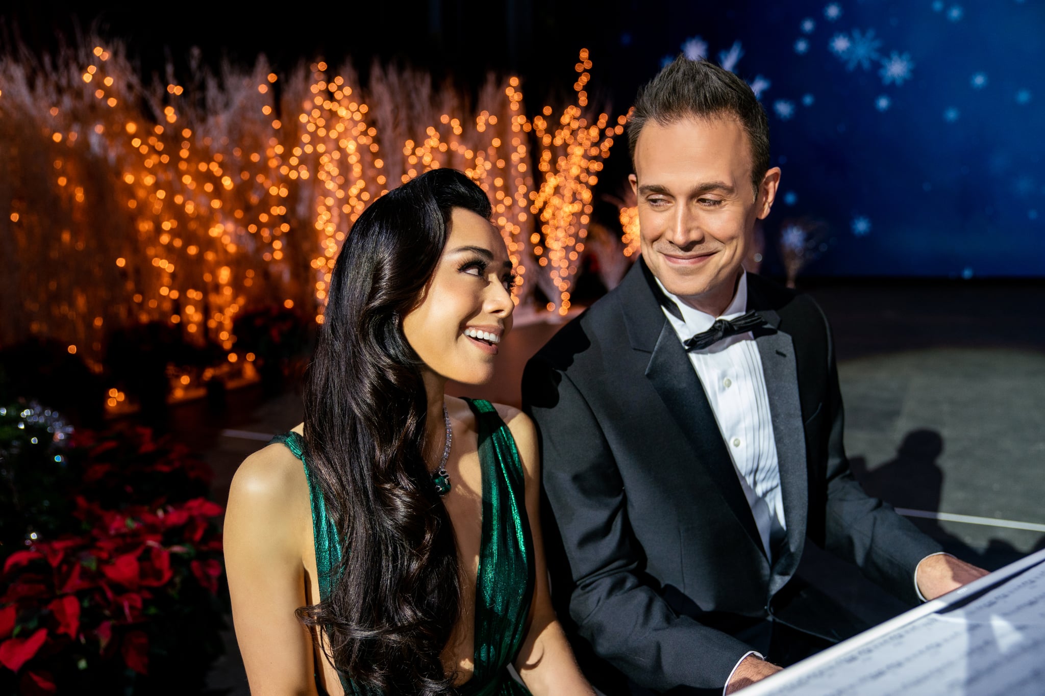 Christmas with you  (L to R) Aimee Garcia as Angelina, Freddie Prinze Jr. as Miguel in Christmas With You.  Kr. Jessica Kourkounis/Netflix © 2022.