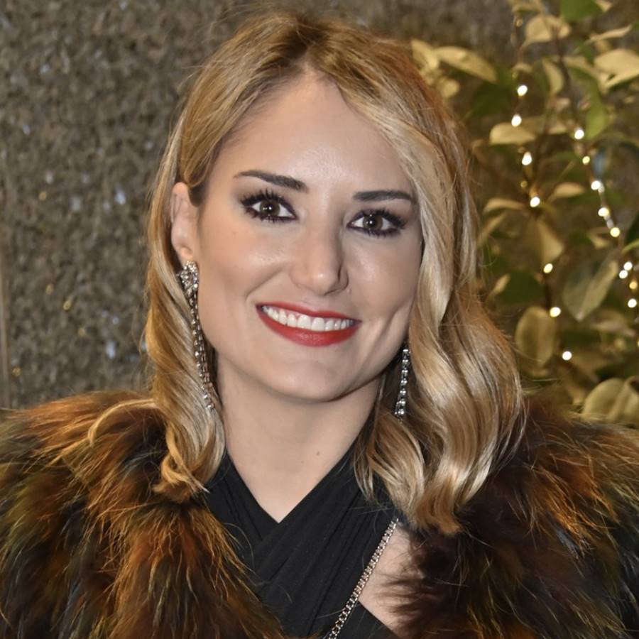 Alba Carrillo and her most comfortable party look for Christmas: dress leggings and houndstooth coat
