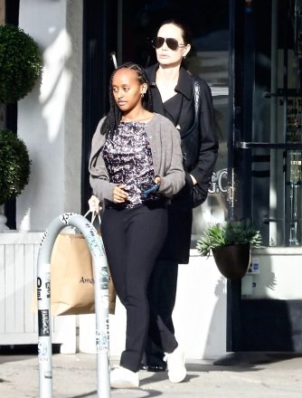 Los Angeles, CA - *EXCLUSIVE* - Angelina Jolie looks classy in an all black ensemble as she goes shopping with her daughter Zahara in Los Angeles.  Image: Zahara Jolie-Pitt, Angelina Jolie - Pictures with children Please pixelate the face before publication*