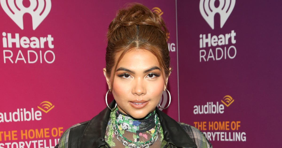 Hayley Kiyoko transforms into the Grinch for the Christmas party

+2023