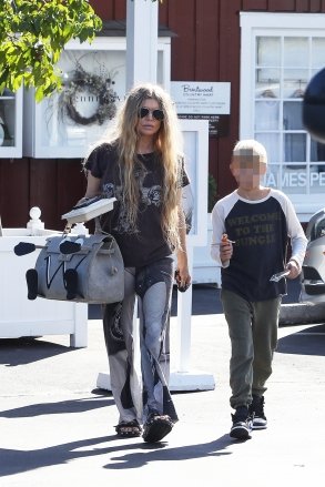 Brentwood, CA - *EXCLUSIVE* - Singer mom Fergie and son Axl head to Brentwood Country Mart for lunch and rock Guns N' Roses concert t-shirts.  Picture: Fergie BACKGRID USA 23 OCTOBER 2022 USA: +1 310 798 9111 / usasales@backgrid.com UK: +44 208 344 2007 / uksales@backgrid.com