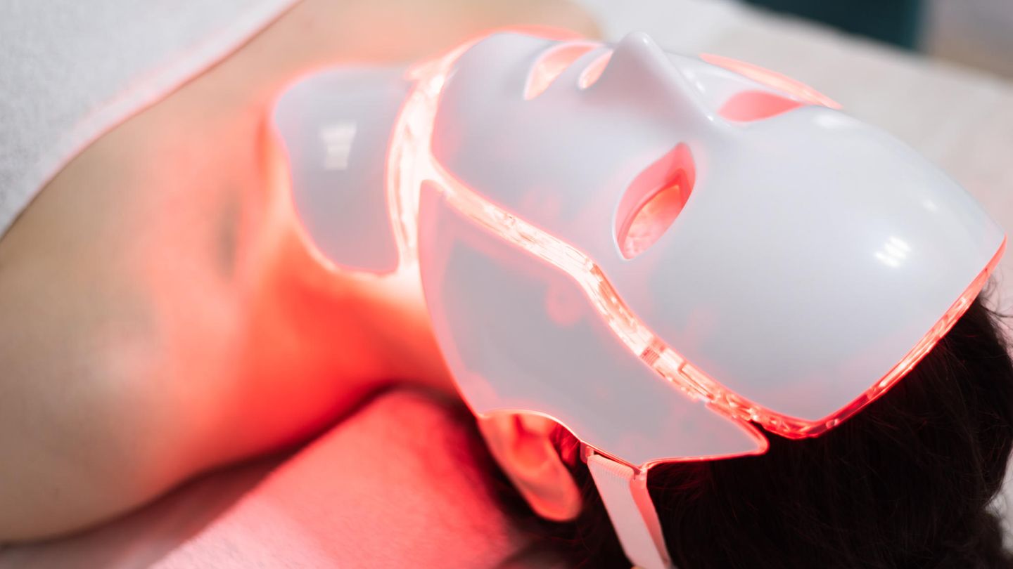 LED mask: What can light therapy do at home?
+2023