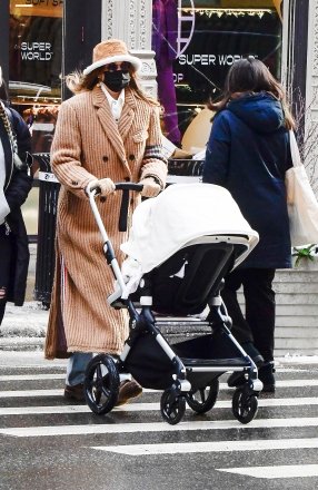 New York, NY - Gigi Hadid looks stylish in a Louis Vuitton bucket hat as she takes an afternoon stroll with her baby daughter.Credit: Gigi HadidBACKGRID USA 19 DECEMBER 2020 USA: +1 310 798 9111 / usasales@backgrid.comUK : +44 208 344 2007 / uksales@backgrid.com*UK Customers - Pictures Containing ChildrenPlease Pixelate Face Before Publishing*