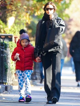 EXCLUSIVE: Irina Shayk and her daughter Lea Cooper are seen taking a stroll in New York City.  23 November 2022 Pictured: Irina Shayk.  Photo credit: ZapatA/MEGA TheMegaAgency.com +1 888 505 6342 (Mega Agency TagID: MEGA920653_001.jpg) [Photo via Mega Agency]