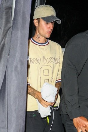 West Hollywood, CA - *EXCLUSIVE* - Justin Bieber looks a little under the weather as he heads to a solo dinner at The Nice Guy in West Hollywood, Ca. He was silent when asked if Hailey and Selena reconciled their differences settled over the weekend.  Pictured: Justin Bieber BACKGRID USA 17 OCTOBER 2022 USA: +1 310 798 9111 / usasales@backgrid.com UK: +44 208 344 2007 / uksales@backgrid.com