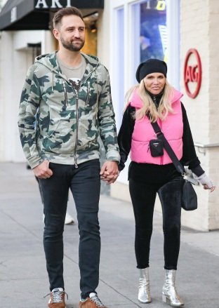 Beverly Hills, CA - *EXCLUSIVE* - Actress/singer Kristin Chenoweth and musician fiancé Josh Bryant step into chic Beverly Hills to do some Christmas shopping together.  Pictured: Kristin Chenoweth BACKGRID USA 12 DECEMBER 2022 USA: +1 310 798 9111 / usasales@backgrid.com UK: +44 208 344 2007 / uksales@backgrid.com