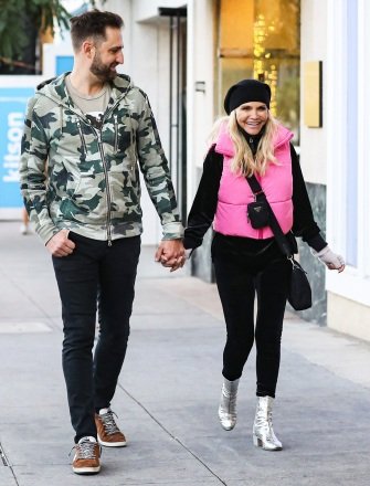 Beverly Hills, CA - *EXCLUSIVE* - Actress/singer Kristin Chenoweth and musician fiancé Josh Bryant step into chic Beverly Hills to do some Christmas shopping together.  Pictured: Kristin Chenoweth BACKGRID USA 12 DECEMBER 2022 USA: +1 310 798 9111 / usasales@backgrid.com UK: +44 208 344 2007 / uksales@backgrid.com