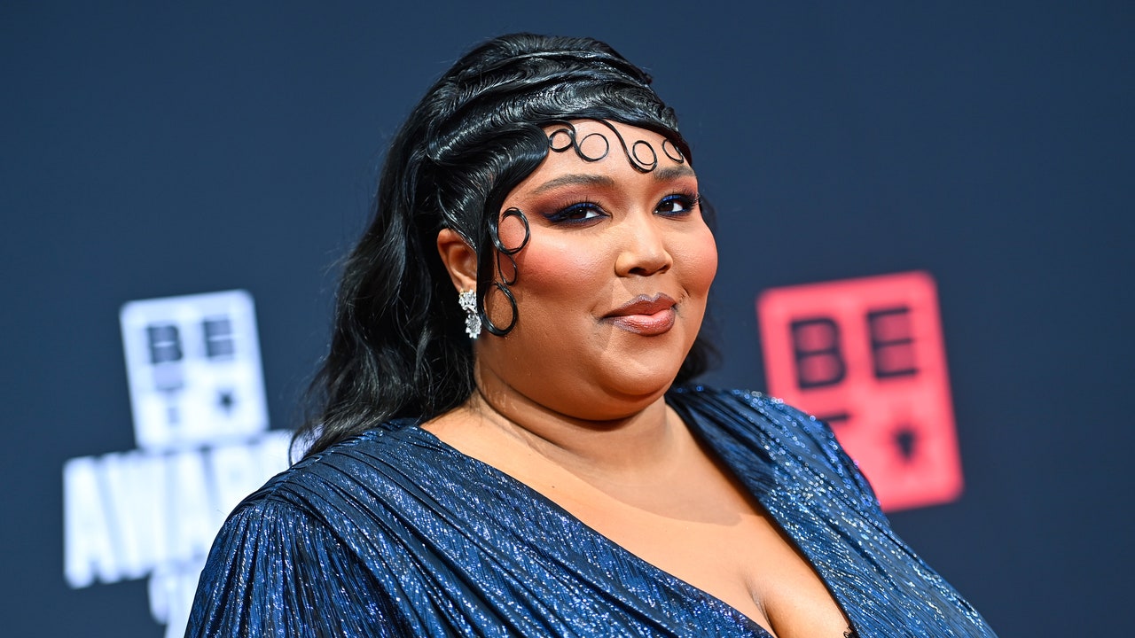 Lizzo became the Grinch with green hair, a striped bodysuit and a corset – see photos

+2023