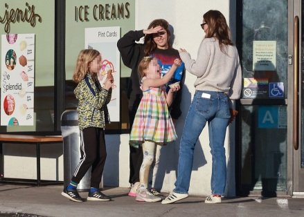 Los Angeles, CA - *EXCLUSIVE* - Olivia Wilde has a good time with her children Otis and Daisy and a friend while eating ice cream at Jeni's Splendid Ice Creams in Los Angeles PICTURED: Olivia Wilde BACKGRID USA DECEMBER 13, 2022 USA: + 1 310 798 9111 / usasales@backgrid.com UK: +44 208 344 2007 / uksales@backgrid.com *UK Customers - Pictures Containing Children Please pixelate face prior to publication*