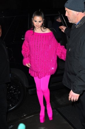 New York, NY - Selena Gomez is pretty in pink as she performs in a monochromatic ensemble at the SNL after party in New York.  Pictured: Selena Gomez BACKGRID USA 10 DECEMBER 2022 BYLINE MUST READ: JosiahW / BACKGRID USA: +1 310 798 9111 / usasales@backgrid.com UK: +44 208 344 2007 / uksales@backgrid.com *UK Clients – Pictures Containing Children Please pixelate face before publishing*