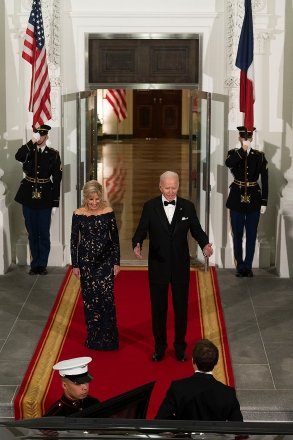 US President Joe Biden and First Lady Dr.  Jill Biden welcomes President Emmanuel Macron and Brigitte Macron of France to a state dinner in their honor on Thursday, December 1, 2022 in the North Portico of the White House in Washington, DC Credit: Cliff Owen / Pool via CNP Image: Joe Biden, Jill Biden , Emmanuel Macron Ref: SPL5507281 011222 NOT EXCLUSIVE Image by: Ron Sachs/CNP / SplashNews.com Splash News and Pictures USA: +1 310-525-5808 London : +44 (0)20 8126 1009 Berlin: +49 175 3764 166 photodesk@splashnews.com World rights, not French rights