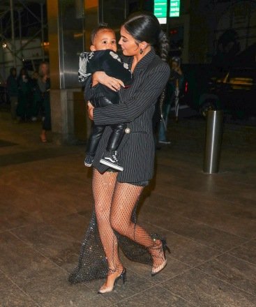 Kylie Jenner takes baby by the storm in NYC Image: Ref: SPL5085942 040519 NOT EXCLUSIVE Image by: Pap Nation / SplashNews.com Splash News and Pictures Los Angeles: 310-821-2666 New York: 212-619-2666 London: 0207 644 7656 Milan: 02 4399 8577 photodesk@splashnews.com World rights