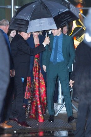 New York, NY  - *EXCLUSIVE* Taylor Swift and Joe Alwyn hold hands as they leave the world premiere of 'Cats' at Alice Tully Hall on a rainy night in New York City.Pictured: Taylor Swift, Joe AlwynBACKGRID USA 16 DECEMBER 2019 USA: +1 310 798 9111 / usasales@backgrid.comUK: +44 208 344 2007 / uksales@backgrid.com*UK Clients - Pictures Containing ChildrenPlease Pixelate Face Prior To Publication*