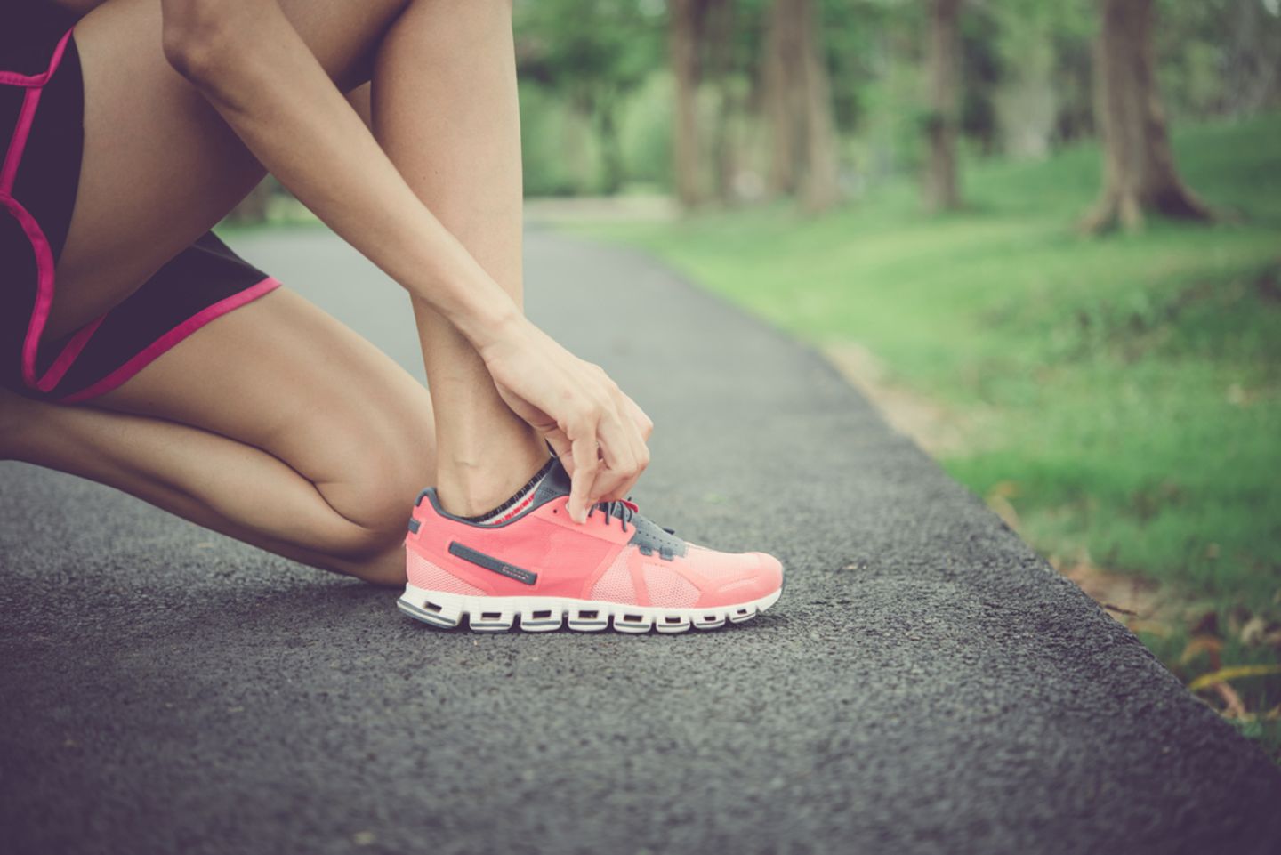 Strengthen connective tissue: woman ties her running shoes