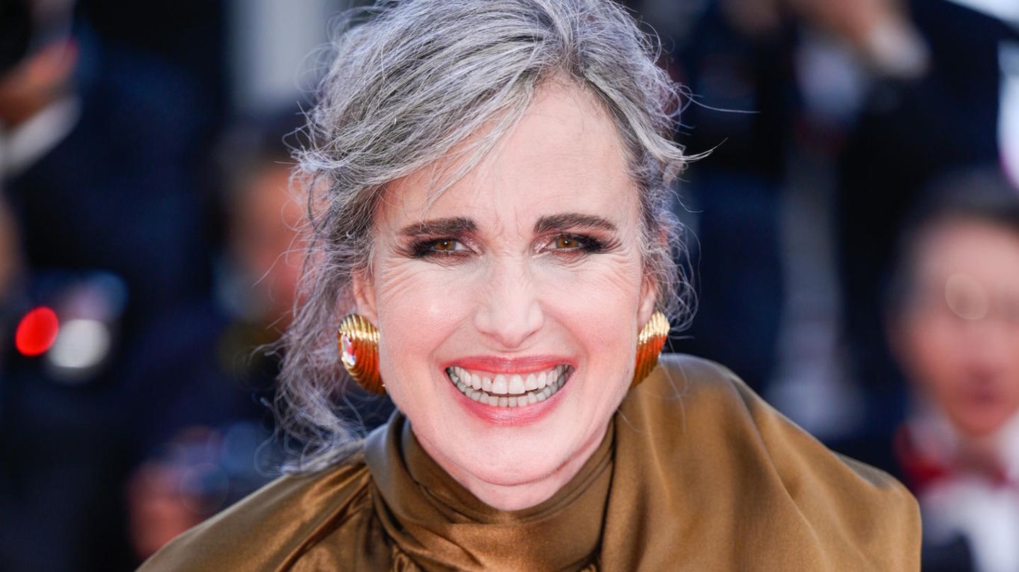Celebrities with gray hair: The best looks
+2023