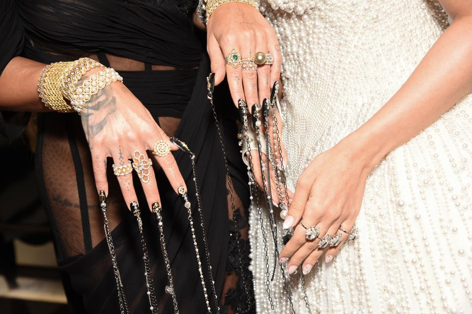 Rita Ora surprises at the Met Gala 2023 with magnificent chains on her manicured nails.